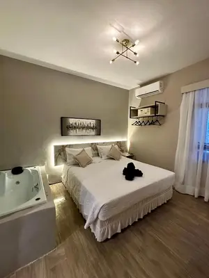 Uma cama ou camas num quarto em 1155 golden 55m2 1 quarto frente mar avenida beira mar