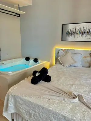 Uma cama ou camas num quarto em 1155 golden 55m2 1 quarto frente mar avenida beira mar