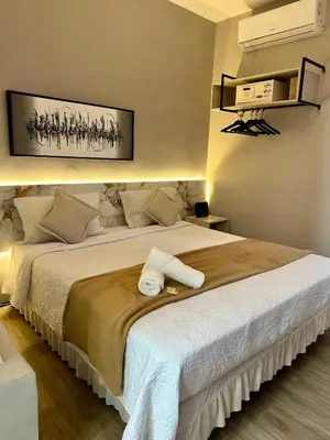 Uma cama ou camas num quarto em 1155 golden 55m2 1 quarto frente mar avenida beira mar