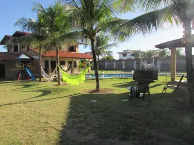 Um jardim no exterior de Casa de praia taiba William
