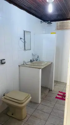 Uma casa de banho em Maravilhosa casa com piscina