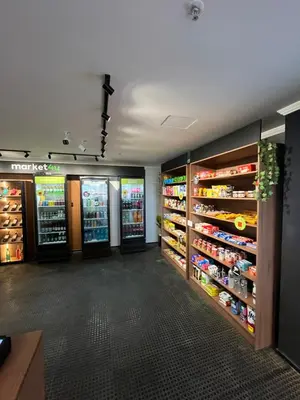 Um supermercado ou outras lojas no apartamento ou nas proximidades