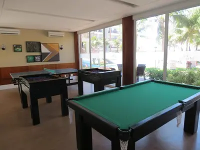 Uma mesa de bilhar em Conforto e Lazer na Frente do Mar ao Lado do Beach Park