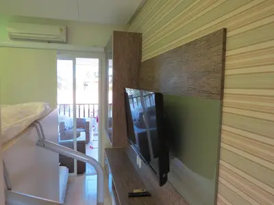 Uma televisão e/ou sistema de entretenimento em Conforto e Lazer na Frente do Mar ao Lado do Beach Park