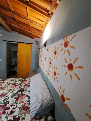 Uma cama ou camas num quarto em Casa Cores da Redonda!