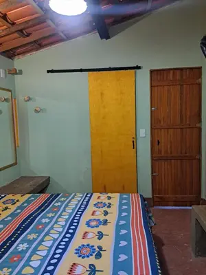 Uma cama ou camas num quarto em Casa Cores da Redonda!