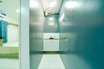 Uma casa de banho em Flat com Wi-Fi a Poucos Metros do Aeroporto