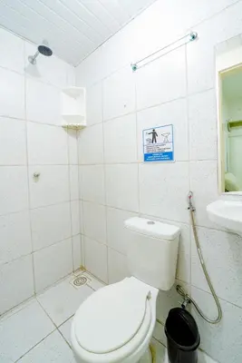 Uma casa de banho em Flat com Wi-Fi a Poucos Metros do Aeroporto