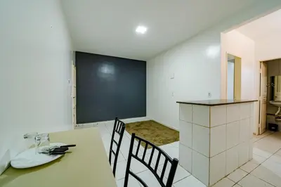 A cozinha ou kitchenette de Flat c Wi-Fi e Ar-condicionado Perto do Aeroporto