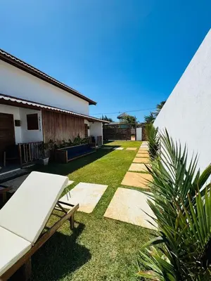 Um jardim no exterior de Casa Ó Paí - Chalés em Pontal de Maceió
