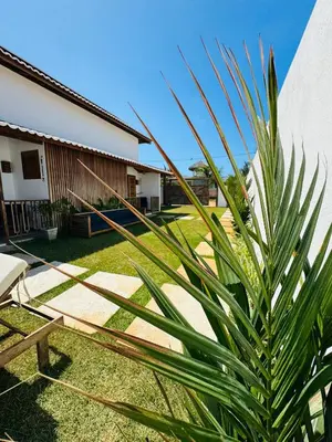 Um jardim no exterior de Casa Ó Paí - Chalés em Pontal de Maceió