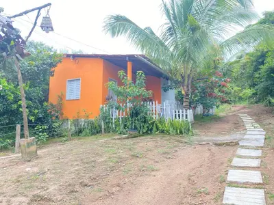 Um jardim no exterior de Chalé refúgio das raposas