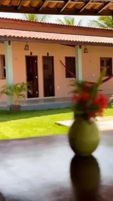 Um jardim no exterior de Recanto do Aconchego