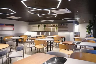Um restaurante ou outro lugar para comer em Studio Âmbar no Meireles com Piscina no Rooftop