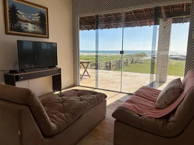 Uma televisão e/ou sistema de entretenimento em Casa Pé na Areia - Com PISCINA, CHURRASQUEIRA E VISTA PRIVILEGIADA - Beberibe