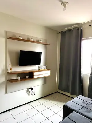 Uma televisão e/ou sistema de entretenimento em Apartamento Econômico e Aconchegante de 2 quartos