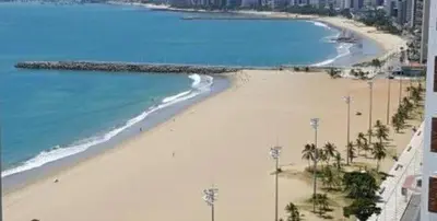 Uma praia em ou perto do apartamento