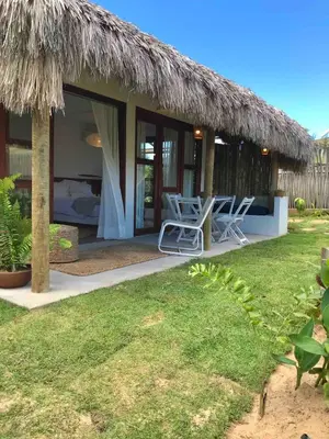 Um jardim no exterior de Chalé Koa Flora - PRAIA DE MOITAS