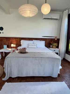 Uma cama ou camas num quarto em Chalé Koa Flora - PRAIA DE MOITAS