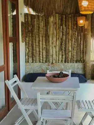 Uma área de estar em Chalé Koa Flora - PRAIA DE MOITAS