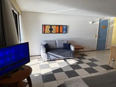Uma televisão e/ou sistema de entretenimento em Flat - Iate Plaza Hotel