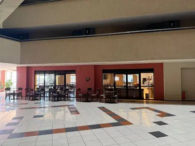 Um restaurante ou outro lugar para comer em Flat - Iate Plaza Hotel