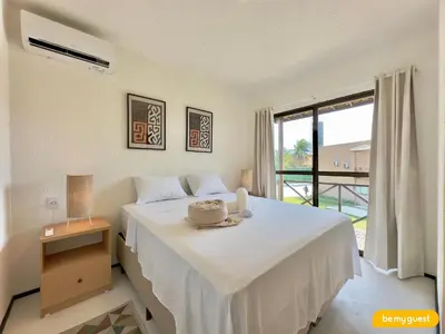 Uma cama ou camas num quarto em Beachfront Duplex B por Be My Guest