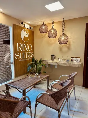 Uma área de estar em Rino Suites