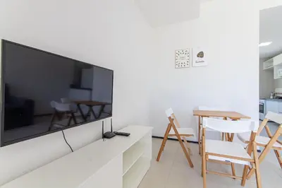 Uma televisão e/ou sistema de entretenimento em Beach Townhouses 4 - Duplex em Porto das Dunas by Carpediem