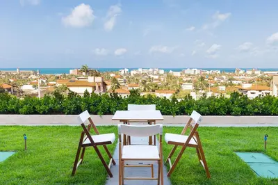 Uma vista do mar geral ou uma vista do mar a partir do apartamento