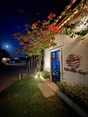 Um jardim no exterior de Villa Blu Jeri