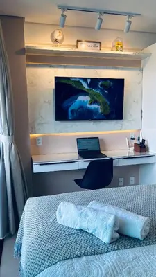 Uma televisão e/ou sistema de entretenimento em Studio moderno e equipado, a poucos passos da Beira Mar