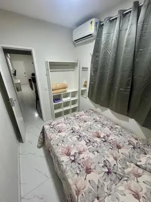 Uma cama ou camas num quarto em Flat a uma quadra da praia