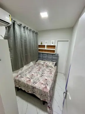 Uma cama ou camas num quarto em Flat a uma quadra da praia