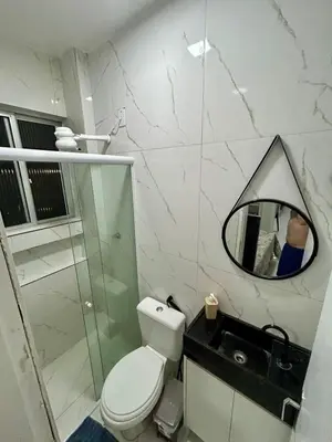Uma casa de banho em Flat a uma quadra da praia