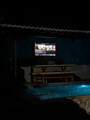 Uma televisão e/ou sistema de entretenimento em Bangalô raizes