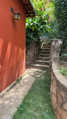 Um jardim no exterior de Maison in Mulungu