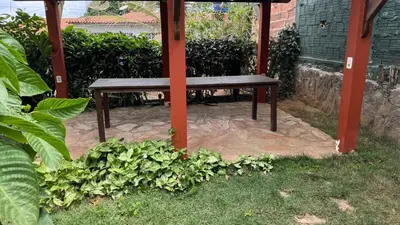 Um jardim no exterior de Maison in Mulungu