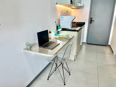 A cozinha ou kitchenette de Studio novo de alto padrão na Beira Mar