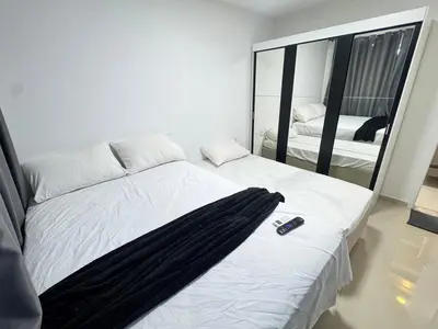 Uma cama ou camas num quarto em Incrível cobertura para família com 2 quartos e ar