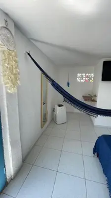 Uma televisão e/ou sistema de entretenimento em Suíte Mykonos Canoa Quebrada- Ao lado da Broadway