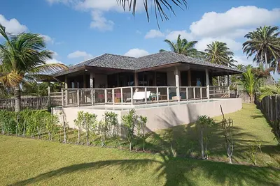 Um jardim no exterior de Family and Kitesurfing Paradise by the Sea
