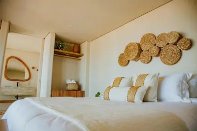 Uma cama ou camas num quarto em Lahaina Hotel