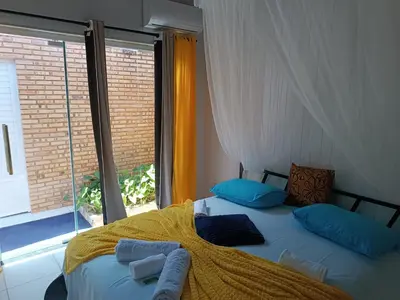 Uma cama ou camas num quarto em Blue Sapphire guest house