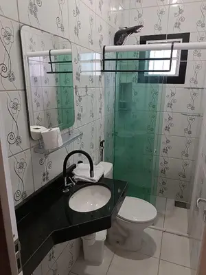 Uma casa de banho em Blue Sapphire guest house