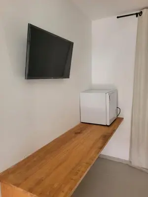Uma televisão e/ou sistema de entretenimento em Pousada Janela dos Ventos