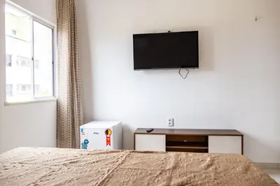 Uma televisão e/ou sistema de entretenimento em Pousada Flor do Sol