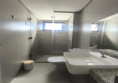 Uma casa de banho em Apto 2 quartos luxuoso a poucos metros da Beira Mar