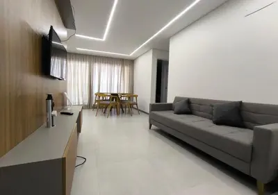 Uma televisão e/ou sistema de entretenimento em Apto 2 quartos luxuoso a poucos metros da Beira Mar
