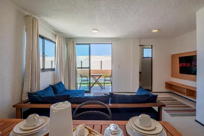 Uma área de estar em Beachfront Duplex Pé na Areia By Carpediem